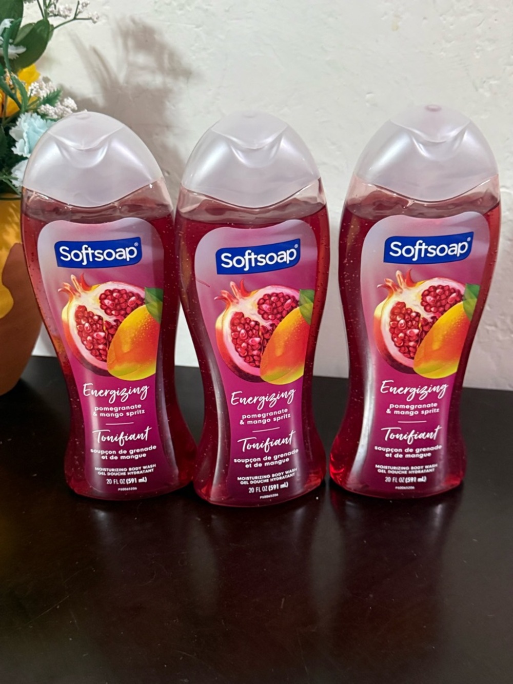 Softsoap Energizing Pomegranate & Mango Body Wash in Red